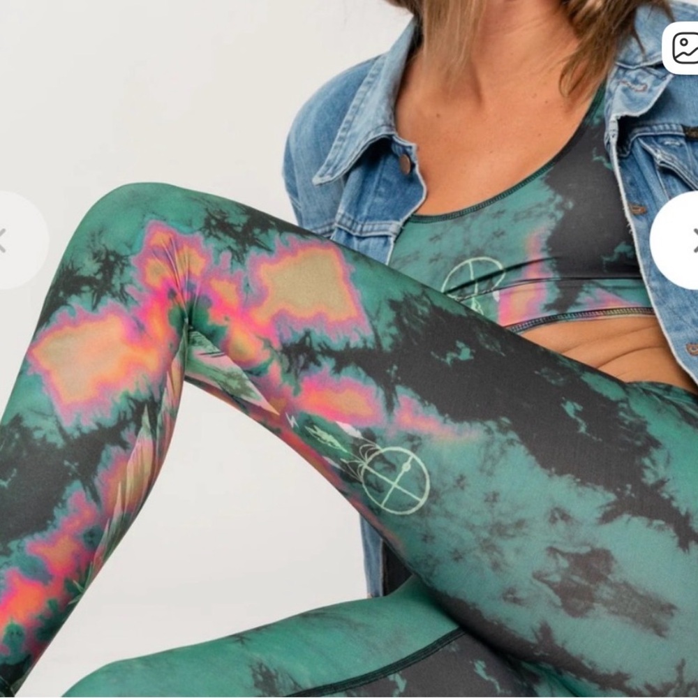 teeki Marble Green Tie-Dye Feather Leggings with Black Trim